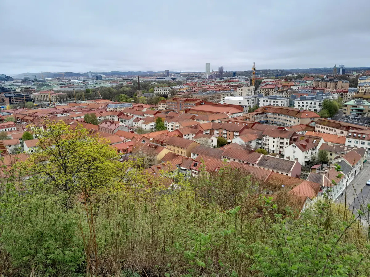 Fotografi över Göteborgs stadsmiljö och takåsar