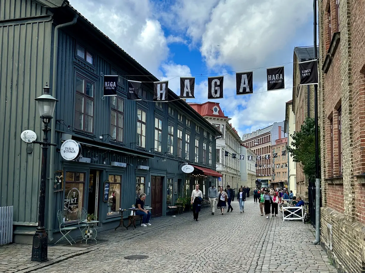 Haga Nygata i Göteborg, med äldre trähus och butiker